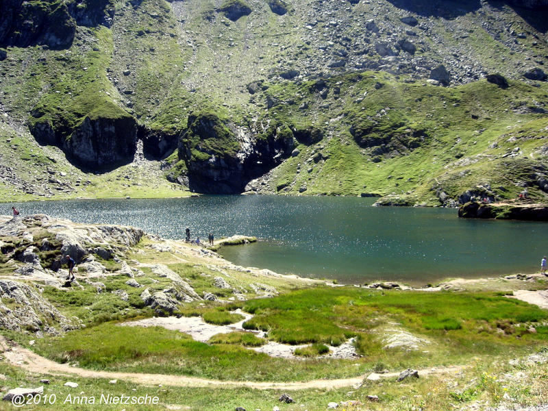 balea_lake_in_the_carpathians_by_scarletthexxn-d2ytjhh.jpg