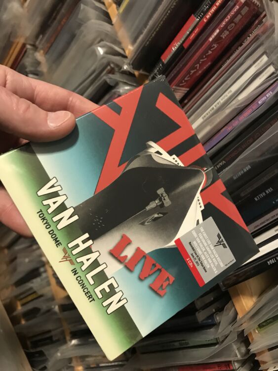 VANHALENTokyoDomeLiveInConcert-563x750.jpg