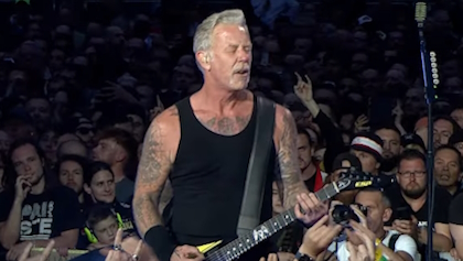 jameshetfieldmetallicafansparisnight2_420x237.jpg