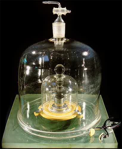 kilogram%20in%20museum.jpg