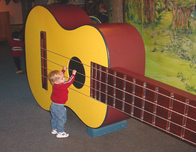 giant_guitar.sized.jpg