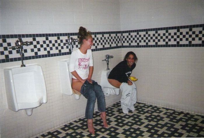 girls_in_mens_room_18.jpg