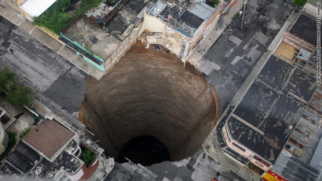 t1larg.sinkhole.afp.gi.jpg