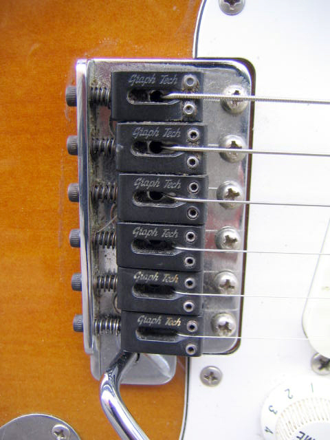 1986_Fender_Stratocaster_%2762-reissue_Japan_E610292_bridge.jpg