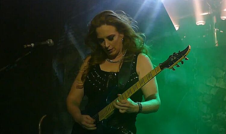 BurningWitchesCourtneyCox091025-750x446.jpg