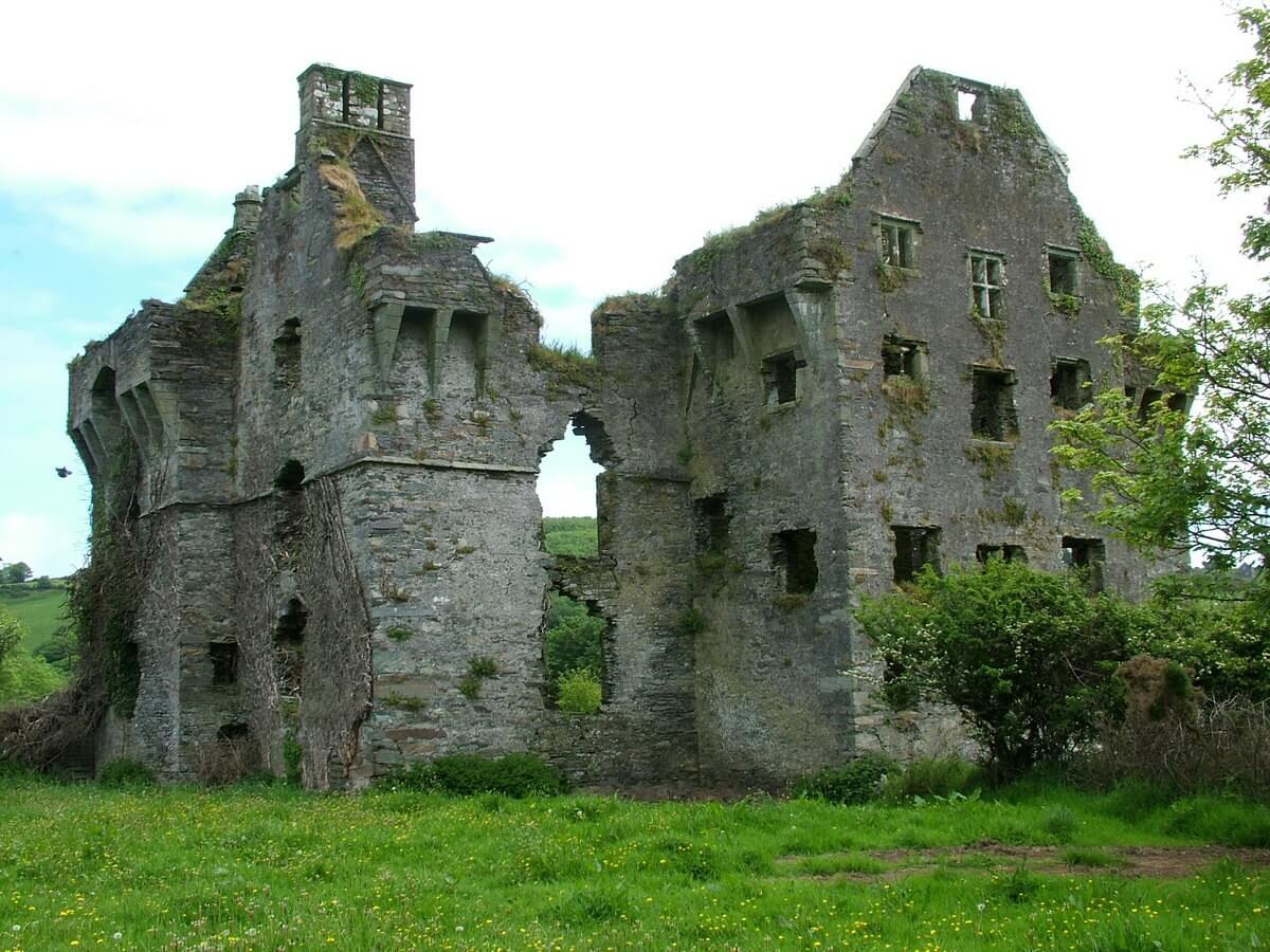 Coppingers-Court-ruins-west-wall-county-cork-Ireland.jpg