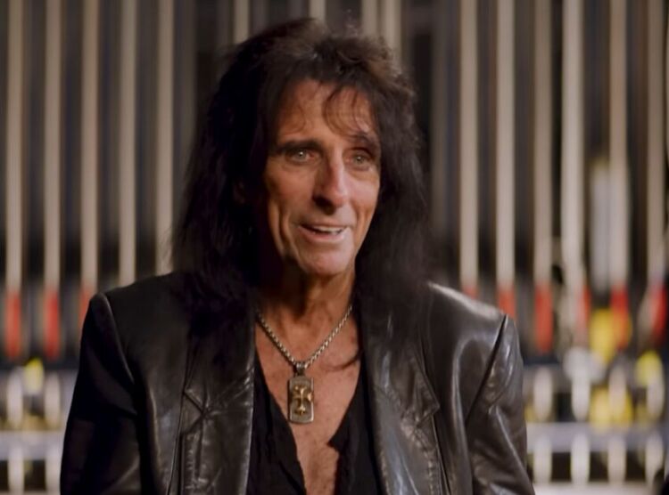 Alice-Cooper-Pastor-Greg-Laurie-750x556.jpg