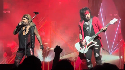 motleycruejapan1_2023_420x237.jpg