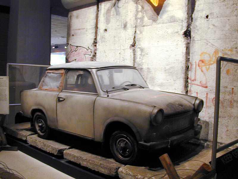 trabant_and_wall.jpg