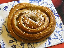 220px-Kanelbulle.jpg