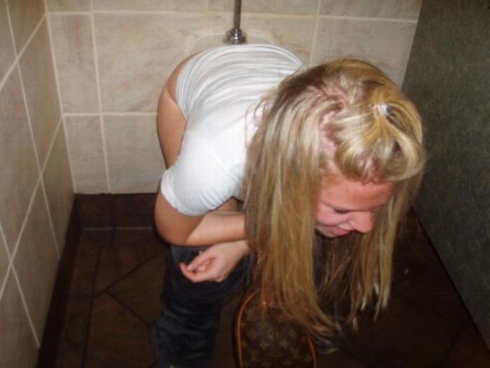 girls_in_mens_room_17.jpg