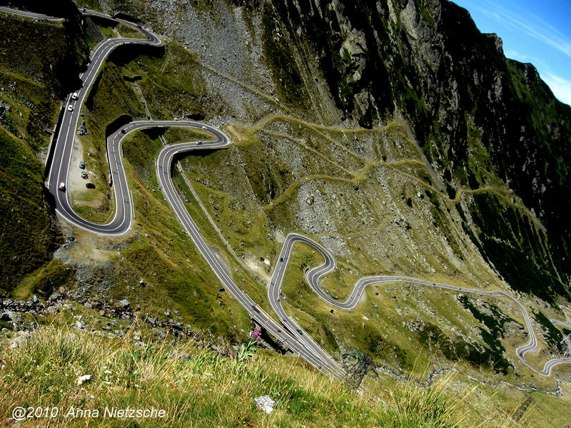 transfagarasan_serpentines_by_scarletthexxn-d2yzfiw.jpg