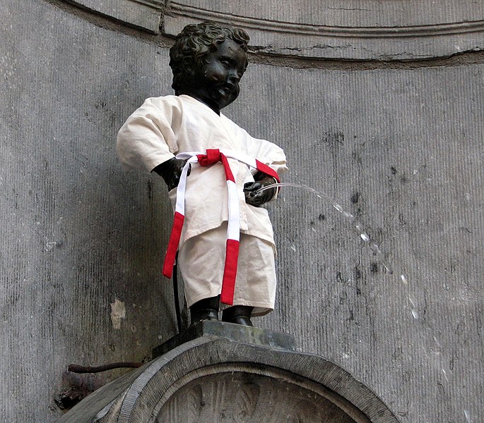 685px-Manneken_Pis_in_judopak_Brussel.jpg