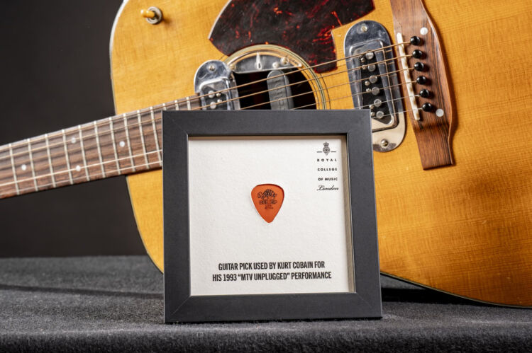 kurtcobainguitar625-750x499.jpg