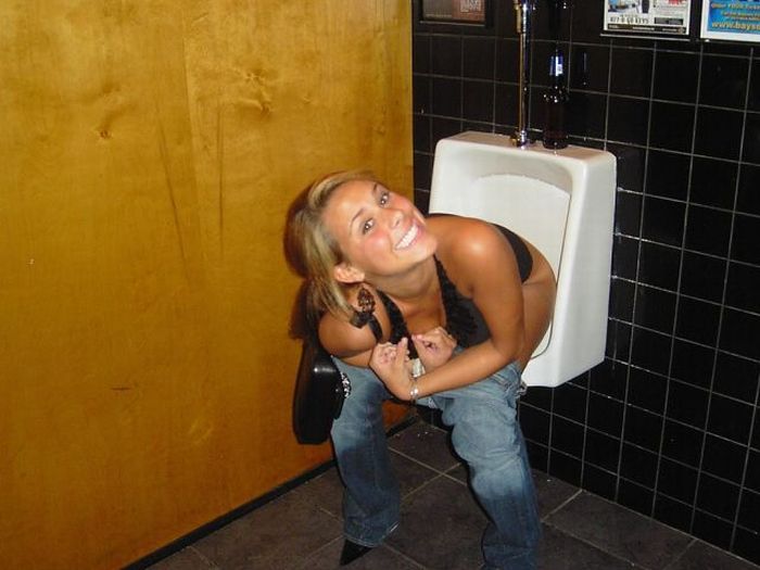 girls_in_mens_room_11.jpg