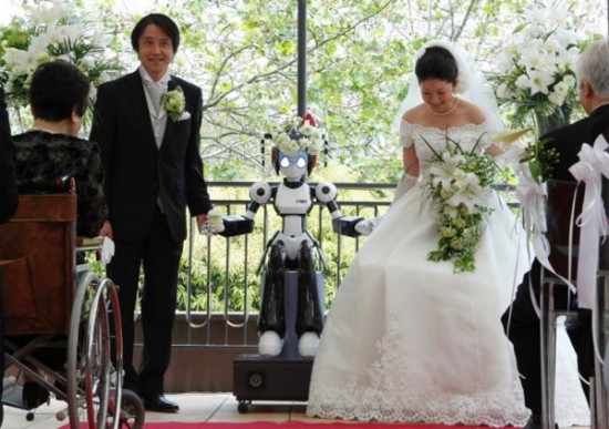 Robot-i-Fairy-Marries-Couple-In-Japan-550x387.jpg