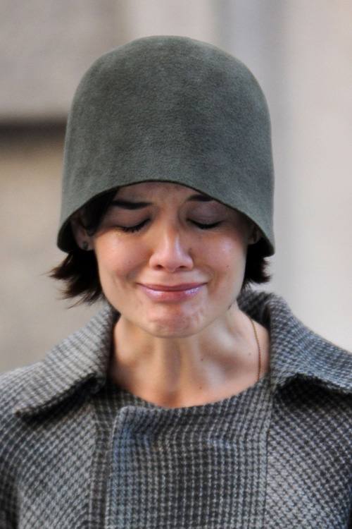 katie-holmes-crying-1.jpg