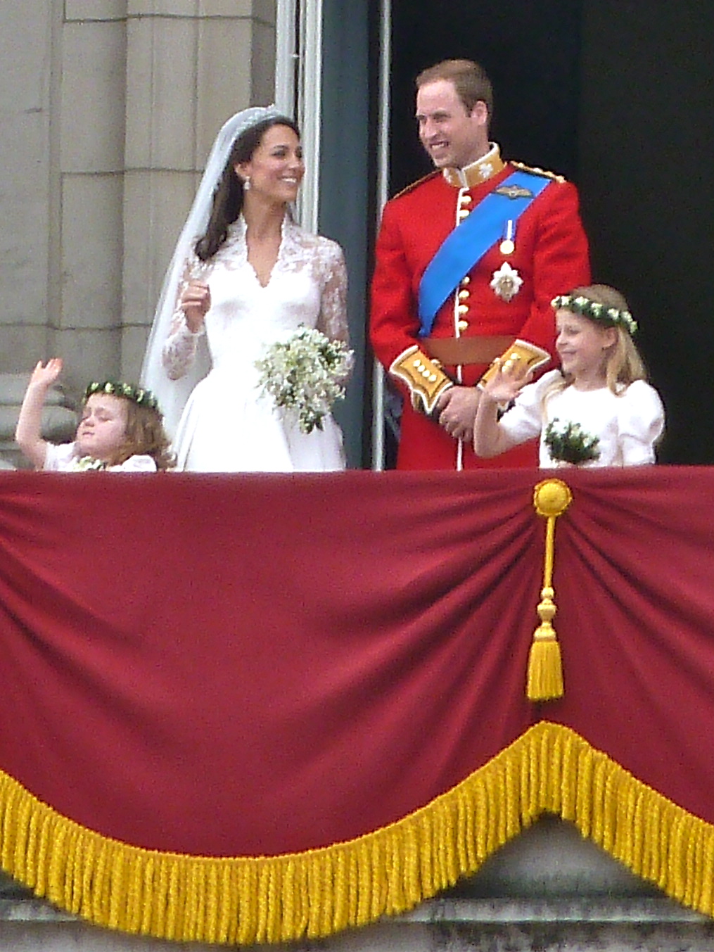 The_royal_family_on_the_balcony_%28cropped%29.jpg