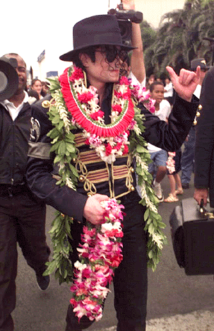 Michael%20Jackson%20Lei%20Greeted%20Honolulu.gif