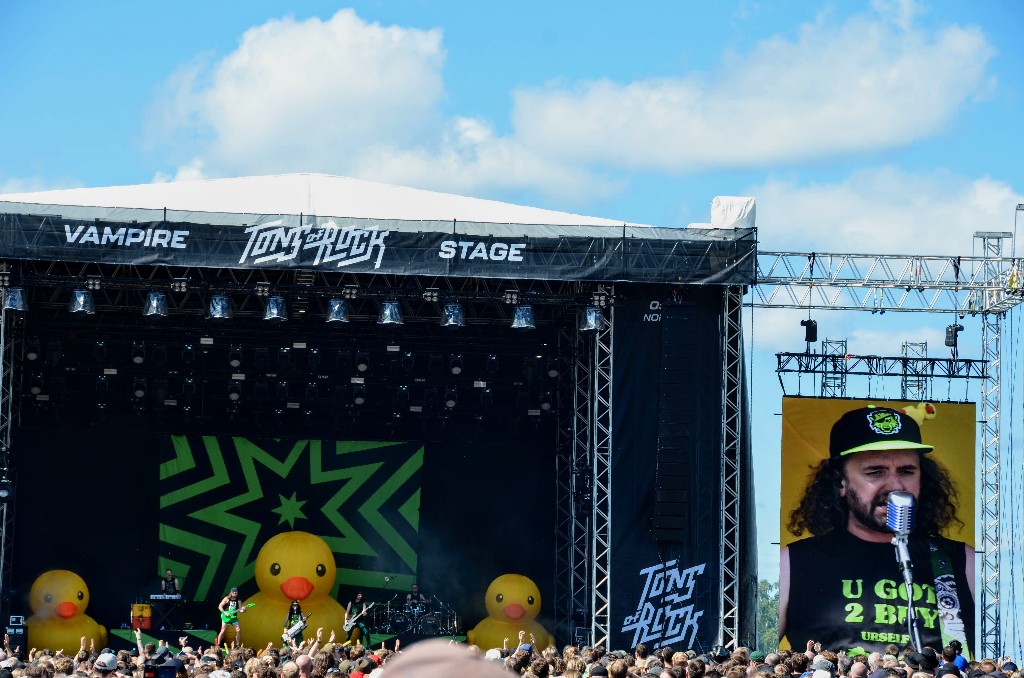 9AlestormStage.jpg
