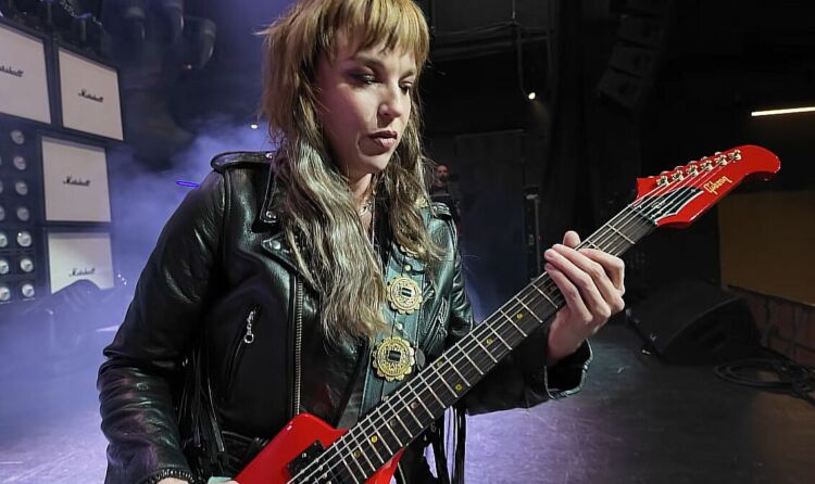 LzzyHale151125-750x446.jpg