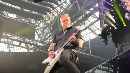 jameshetfieldmetallicamasterdam2023livevid_420x237.jpg