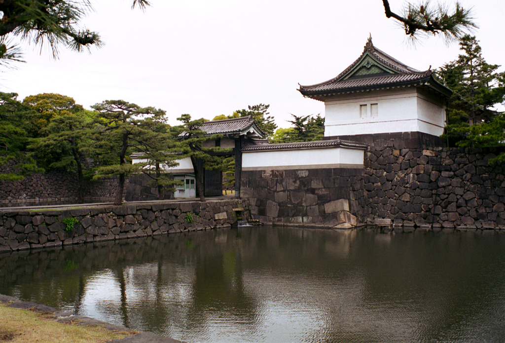 08-tokyo-imperial-palace.jpg