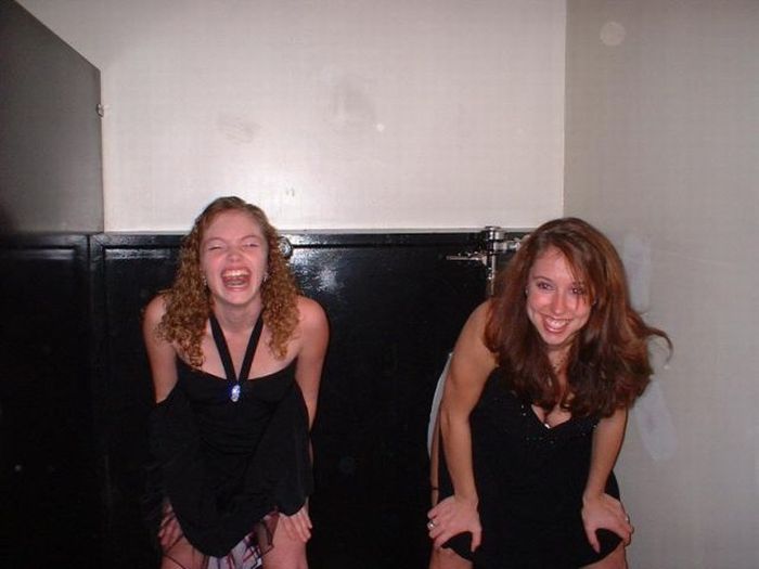 girls_in_mens_room_14.jpg