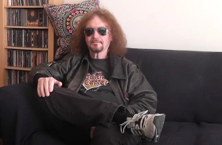 Les-Binks-couch-screen-cap-750x493.jpg.webp