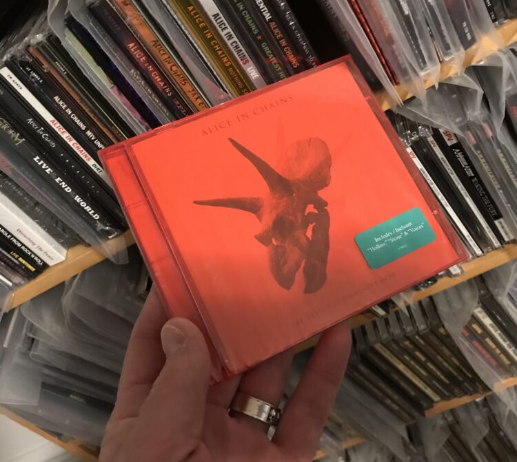 ALICEINCHAINSTheDevilPutDinosaursHere-750x671.jpg