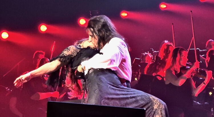 alicecooper1225-750x410.jpg