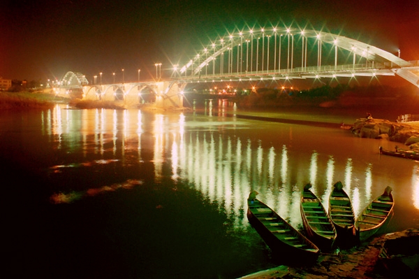 white-bridge-ahwaz-south-western-iran.jpg