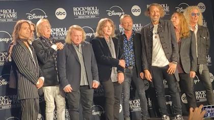 foreignerrockhallbackstage_420x237.jpg