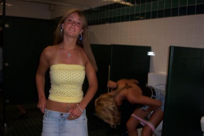 girls_in_mens_room_10.jpg