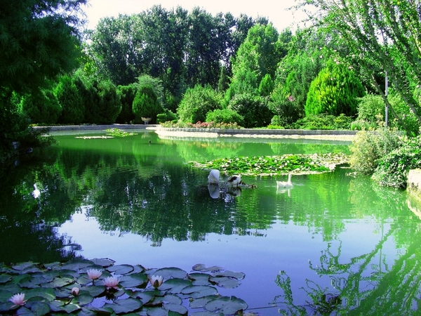 parandegan-park-in-isfahan.jpg