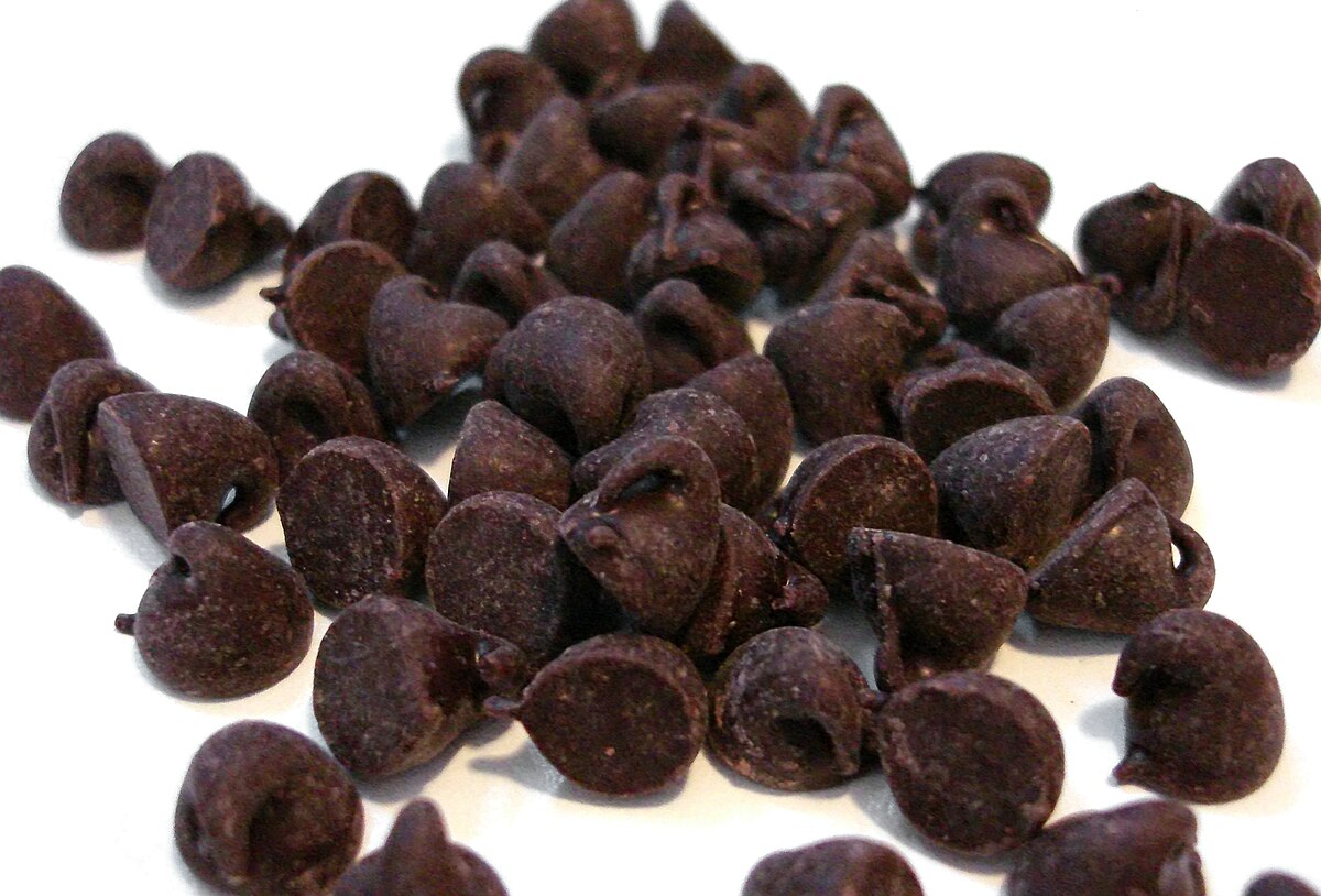 1200px-Semi-sweet_chocolate_chips.jpg